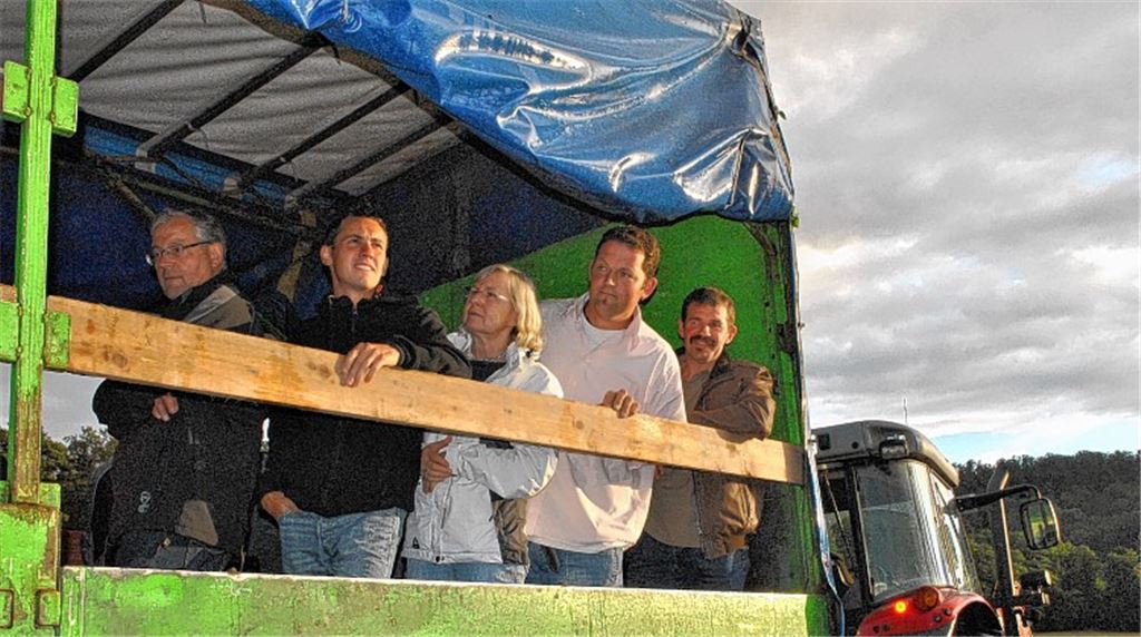 Hoch auf dem grünen Wagen: Die Illinger Gemeinderäte auf Tour bei ihrer Feld- und Waldbegehung. Foto: Stahlfeld