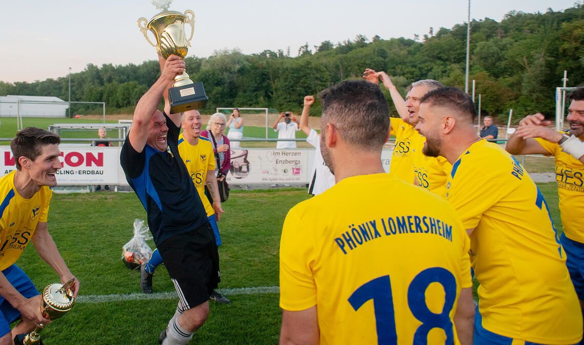 Hoch den Pokal. Auch bei der AH aus Lomersheim.