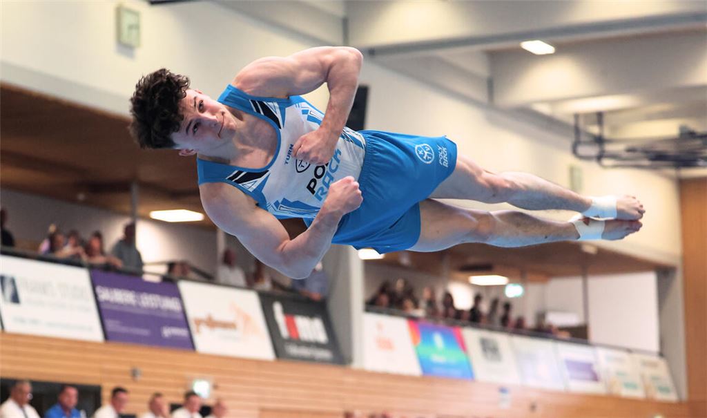 Hoch hinaus: Alexander Kunz holt am Boden die vollen fünf Scores, ebenso wie seine Straubenhardter Turnkameraden Nick Klessing und Ilia Kovtun. Foto: Tom Arendt