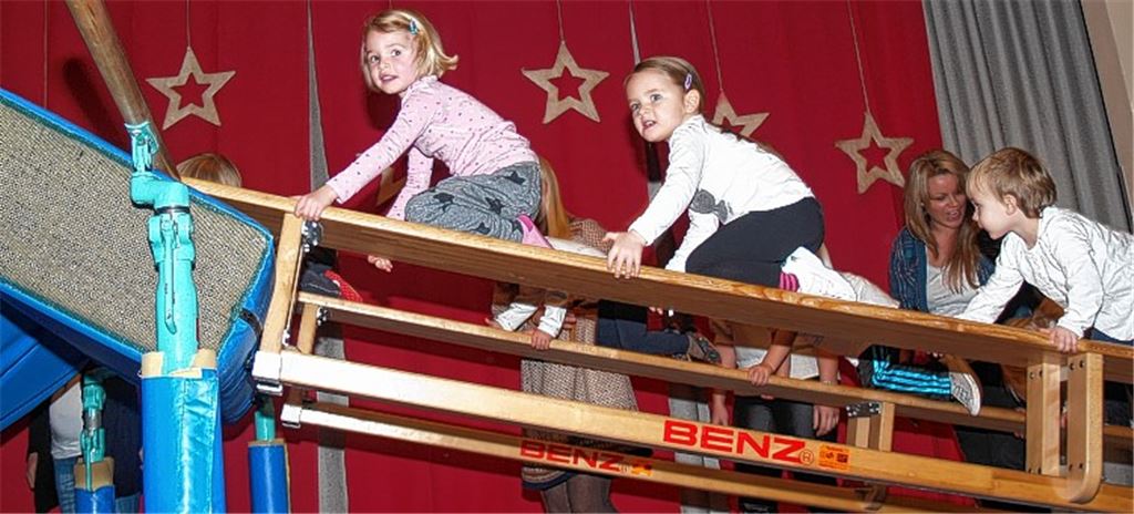 Hoch hinaus geht es schon für die Kleinsten bei der Weihnachtsfeier.