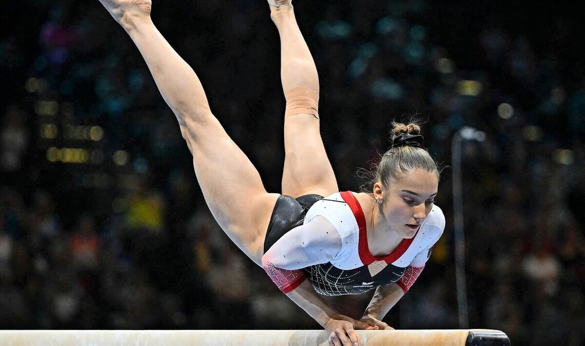 Hoch konzentriert am Schwebebalken: Helen Kevric