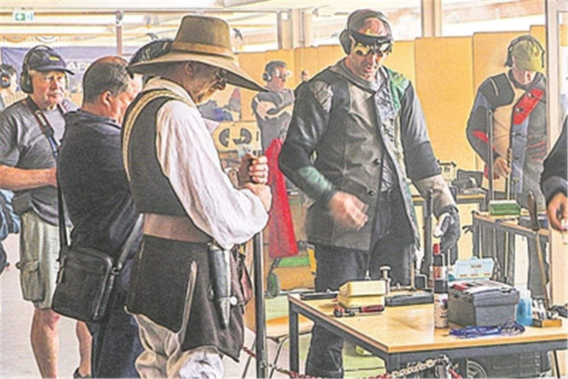 Hoch konzentrierte Schützen und Besucher versammeln sich an den Schießbahnen in Pforzheim  Fotos: Wewoda 