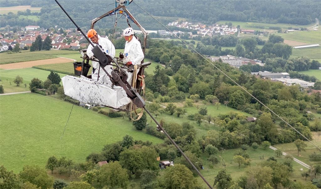 Hoch über den Dächern von Mühlacker arbeiten Experten an den Sender-Pardunen. Diese erhalten neben dem Sicherheitscheck gleich einen frischen Anstrich. Fotos: Fotomoment