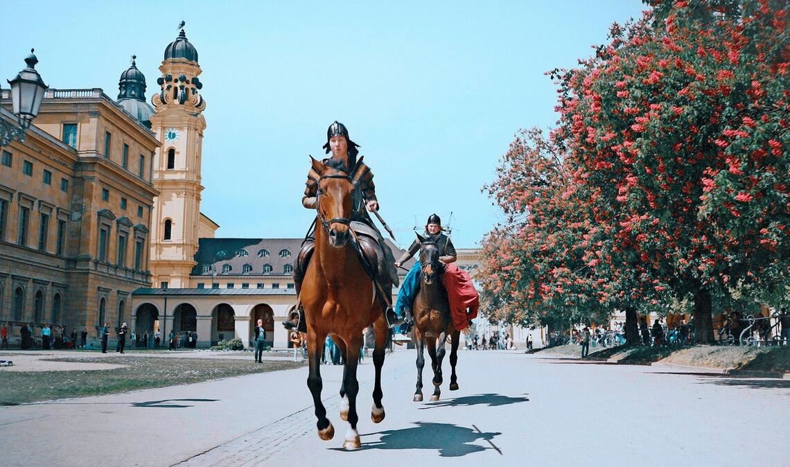 Hoch zu Ross: Videostill  aus Tobias Kratzers  Inszenierung der „Walküre“