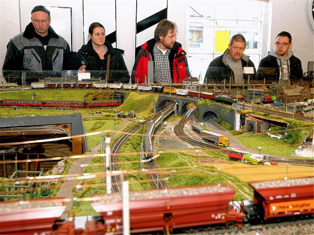 Hochbetrieb herrscht auf den Schienen der Anlage des Modellbahnclubs Mühlacker. Ständig sind rund 35 Zugformationen in Bewegung. Foto: Kollros