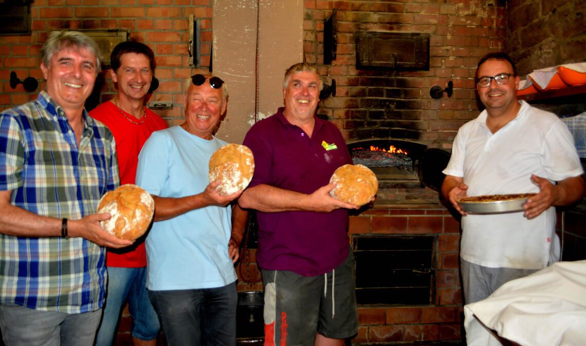 Hochbetrieb im Backhaus: Bürgermeister Armin Pioch (v.li.) besucht Andreas Kastner, Hanns Peter Pleschek, Ralf Schaefer und Alexander Witte. Foto: Stahlfeld