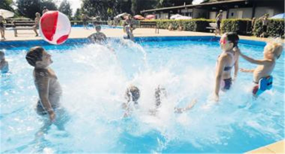 Hochbetrieb im Knittlinger Freibad: An den Kinderplanschbecken müssen nicht nur die Bademeister aufpassen. Auch die Eltern dürfen ihre Aufsichtspflicht nicht verletzen. Archivfoto: Fotomoment