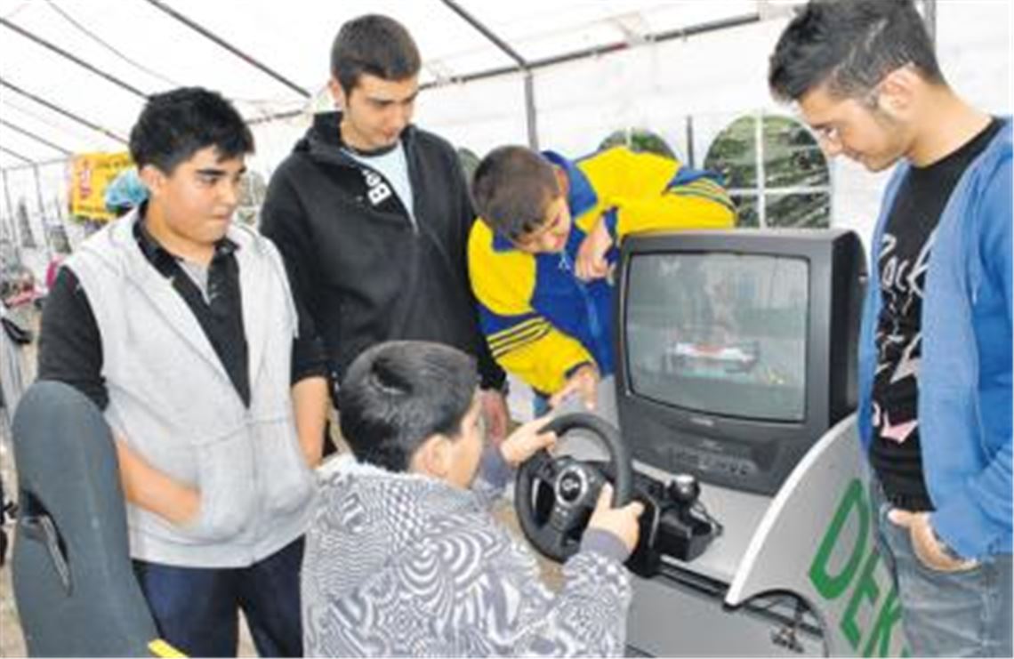 Hochgeschwindigkeit am Fahrsimulator: Hier erfahren Jugendliche im wahrsten Sinne des Wortes, wie brenzlig Raserei werden kann. Foto: Stahlfeld