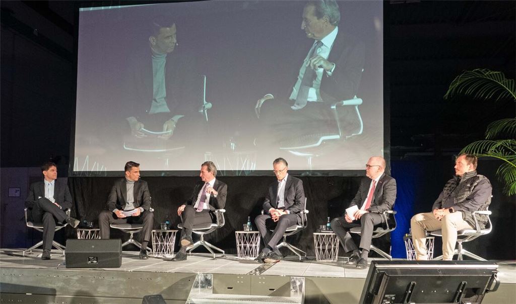 Hochkarätig besetztes Podium beim „Handwerkerforum“ mit (v.li.) Dr. Christoph Sajons, Frank Herrmann, Günther H. Oettinger, Marcus Berret, Peter Haas und Tom Wolters. Foto: Volz