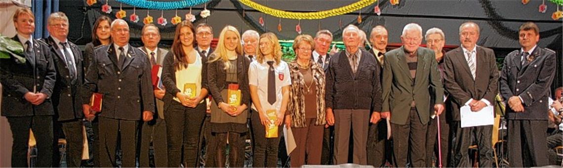 Hochkarätige Ehrungen beim Musikverein Ölbronn (v. li.): die zweite Vorsitzende Pia Eigner mit den Jubilaren Edmund Klusch, Alice Sterns, Peter Büchle, Otto Häfele, Annika Huschitt, Heinz Arnold, Lisa Hofsäß, Hans Arnold, Magdalena Büchle, Ruth Wessel, Karl Veit, Adolf Büchle, Herwarth Eberle, Franz Walter, Karl Gröner, Traugott Hagmann und der MV-Vorsitzende Joachim Neuhaus.