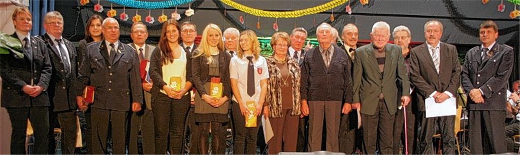 Hochkarätige Ehrungen beim Musikverein Ölbronn (v. li.): die zweite Vorsitzende Pia Eigner mit den Jubilaren Edmund Klusch, Alice Sterns, Peter Büchle, Otto Häfele, Annika Huschitt, Heinz Arnold, Lisa Hofsäß, Hans Arnold, Magdalena Büchle, Ruth Wessel, Karl Veit, Adolf Büchle, Herwarth Eberle, Franz Walter, Karl Gröner, Traugott Hagmann und der MV-Vorsitzende Joachim Neuhaus.