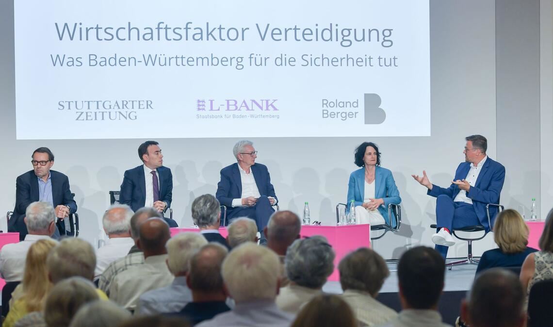 Hochkarätige Podiumsdiskussion mit Stefan Schaible, Global Managing Partner Roland Berger, Nils Schmid, Parlamentarischer Staatssekretär beim Bundesverteidigungsministerium, Joachim Dorfs, Chefredakteur Stuttgarter Zeitung und Stuttgarter Nachrichten, IHK-Hauptgeschäftsführerin Susanne Herre und Christoph Ruffner, Chef von Thales Deutschland (von links).