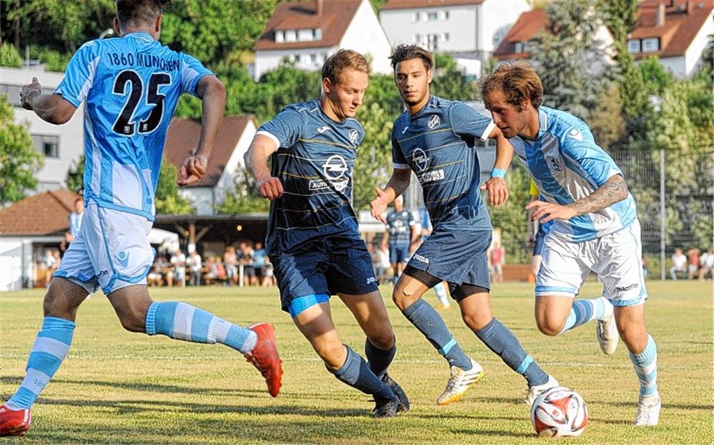 Hochklassiger Fußball in Lomersheim: Nach erst drei Trainingseinheiten präsentiert sich Oberligaaufsteiger CfR Pforzheim gegen 1860 München II in starker Form. Fotos: Fotomoment