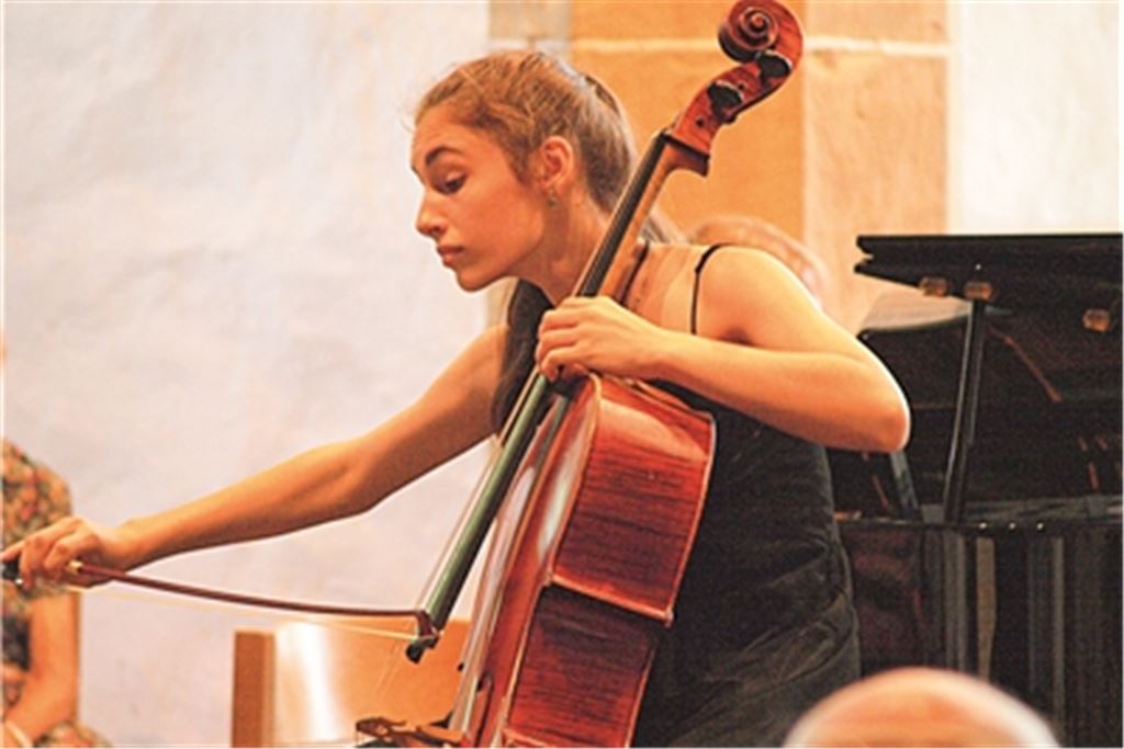 Hochkonzentriert, mit Hingabe und Leidenschaft musiziert in der Frauenkirche die junge Cellistin Anna Meipariani. Foto: Filitz