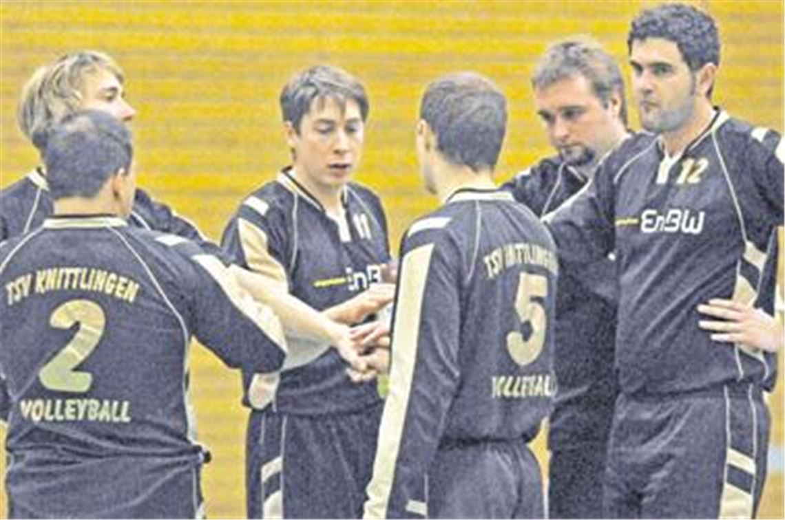 Hochkonzentriert schwören sich die Knittlinger auf das Match ein. In dieser Saison läuft es bis dato wie am Schnürchen, der größte Erfolg der Clubhistorie scheint zum greifen nah. Foto: Fotomoment