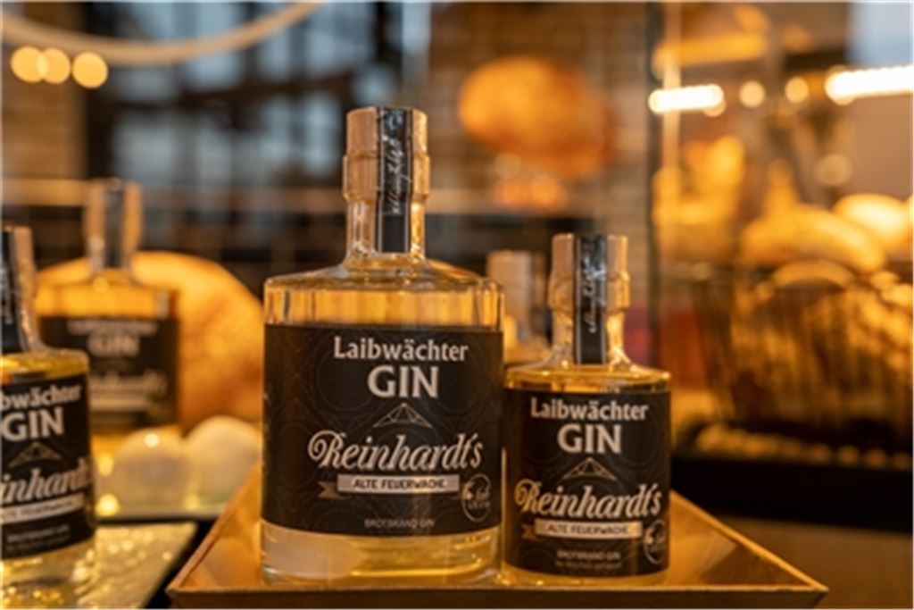 Hochprozentiges gegen die Wegwerf-Mentalität: Aus Brotresten entsteht der „Laibwächter Gin“, den der Knittlinger Bäckermeister Martin Reinhardt anbietet. Fotos: Recken