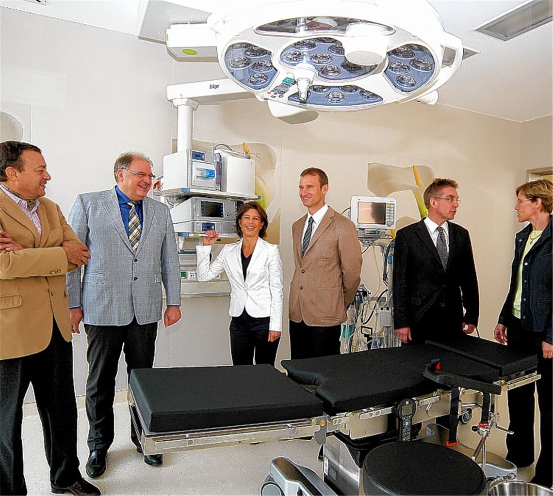 Hochqualifiziertes medizinisches Personal und modernste OP-Ausstattung in der neuen Privatklinik (v. li.): die Chirurgen Bruno Bioulac, Professor Hans-Joachim Strittmatter, Stefanie Buchen und Frank-Stephan Kurzen und die Geschäftsführer Holger und Stephanie Isensee. Foto: Kollros