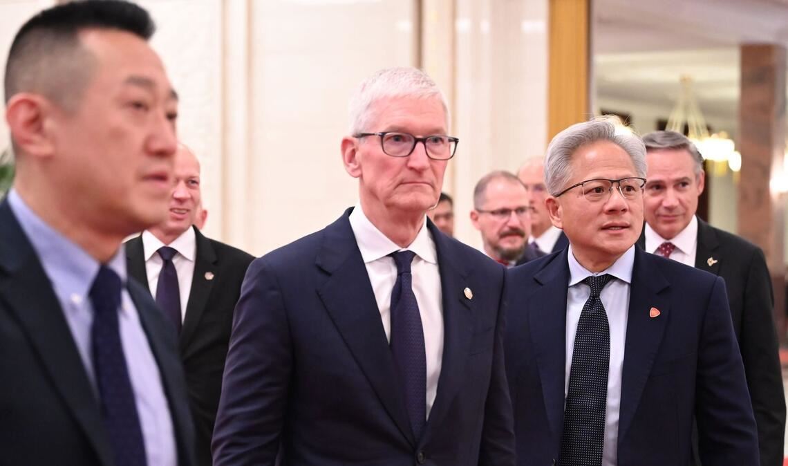 Hochrangige US-Manager wie Apple-CEO Tim Cook (M) sind beim Trump-Besuch dabei.