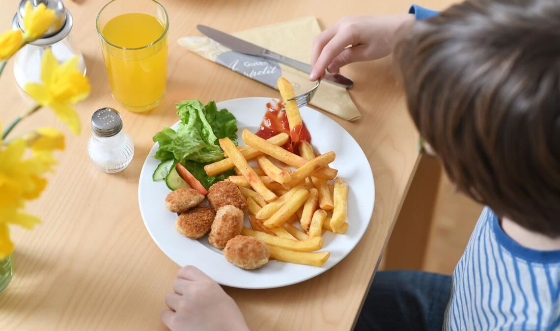 Hochverarbeitete Lebensmittel haben oft eine hohe Energiedichte und sind sehr schmackhaft. Dadurch besteht die Gefahr, dass man mehr isst, als man Hunger hat. (Archivbild)
