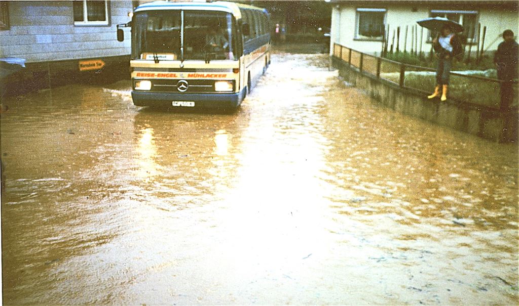 Hochwasser ist nicht nur in den Stadtteilen an der Enz ein Thema, sondern auch im Höhenstadtteil Großglattbach. Beispielhaft verdeutlicht das ein Foto aus dem Fundus des Stadtarchivs, zur Verfügung gestellt von der örtlichen Kirchengemeinde, das die Überflutungen  im Jahr 1983 zeigt. Foto: Stadtarchiv Mühlacker/Evangelische Kirchengemeinde Großglattbach