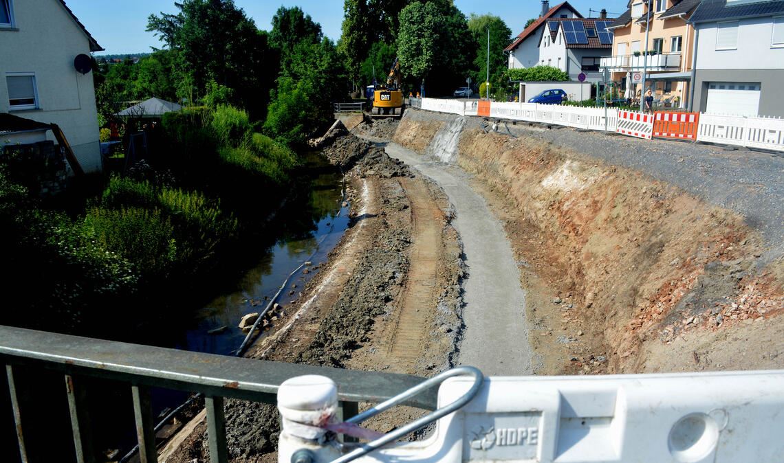 Hochwasserschutz: An der Schmie soll künftig eine 60 Meter lange Blocksatzwand vor Überflutungen schützen. Fotos: Stahlfeld