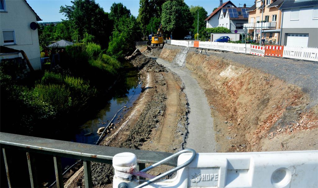 Hochwasserschutz: An der Schmie soll künftig eine 60 Meter lange Blocksatzwand vor Überflutungen schützen. Fotos: Stahlfeld