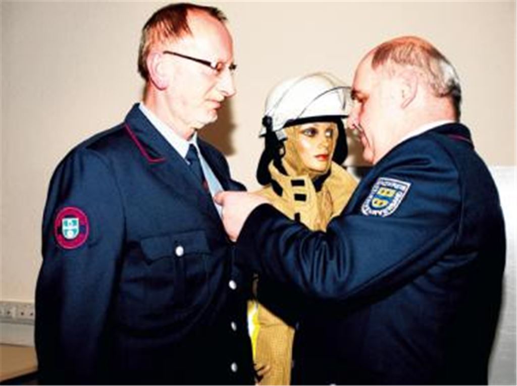 Höchste Anerkennung: Der Vorsitzende des Feuerwehrverbands Enzkreis, Martin Rühle (re.), zeichnet Hermann Schäfer mit dem Deutschen Feuerwehr-Ehrenkreuz aus. Der langjährige Stellvertreter des Mühlacker Kommandanten muss aus Altersgründen aus dem Dienst ausscheiden. Foto: Appich