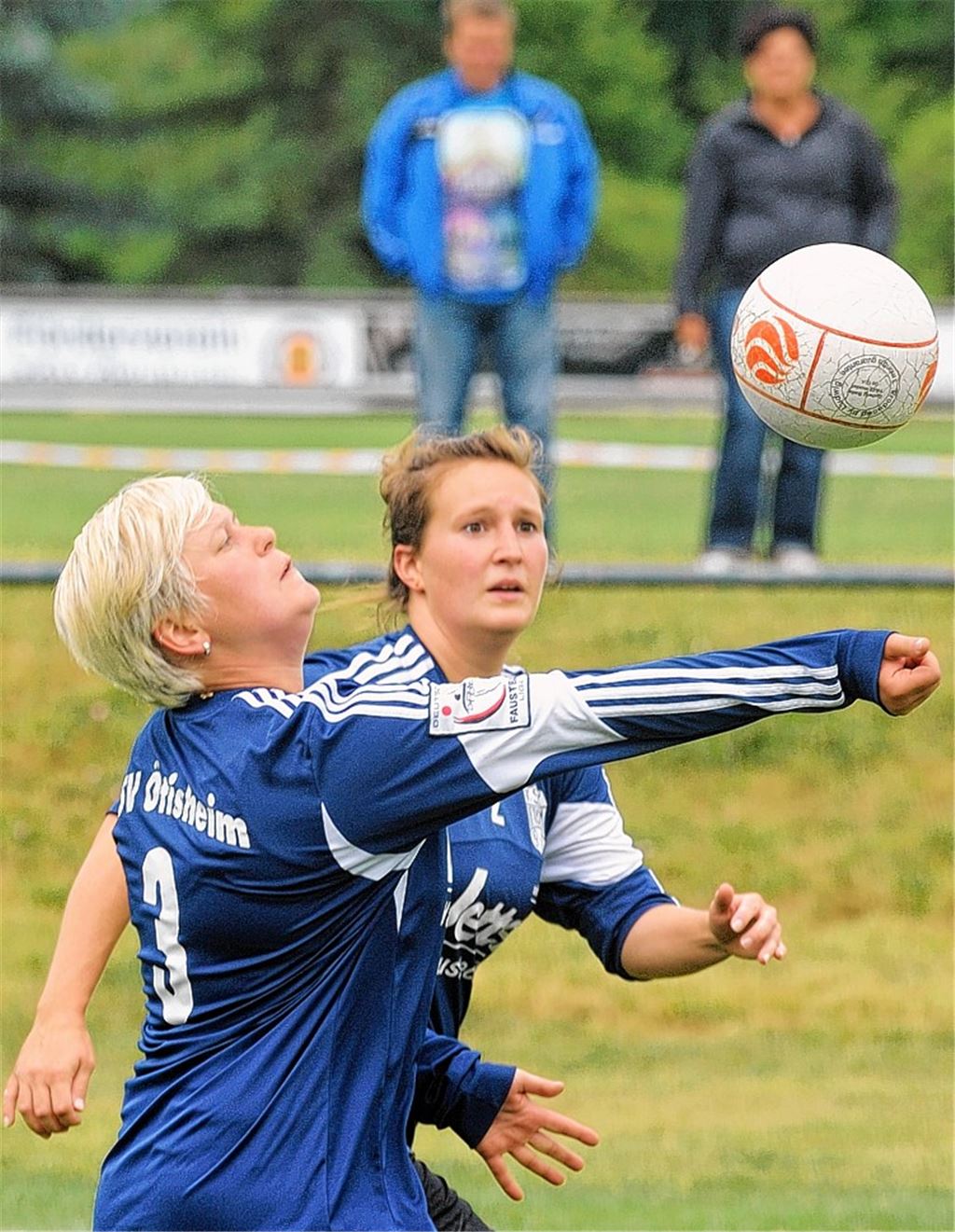 Höhen und Tiefen in der 2. Bundesliga: Die Faustballerinnen des TSV Ötisheim durchleben am jüngsten Spieltag vor heimischem Publikum ein Wechselbad der Gefühle. Gegen den TSV Gärtringen gewinnt das Team in einem Kraftakt in vier nervenaufreibenden Sätzen. Gegen den TV Neugablonz haben die Damen keine Chance, sie werden von den Gästen in drei Sätzen abserviert. Auch der Wind spielt in Ötisheim am Sonntag eine Rolle, er macht die Flugbahn der Bälle unberechenbar und sorgt dafür, dass Thomas Heerde und Isabel Ayasse an der Anzeigetafel alle Hände voll zu tun haben. 