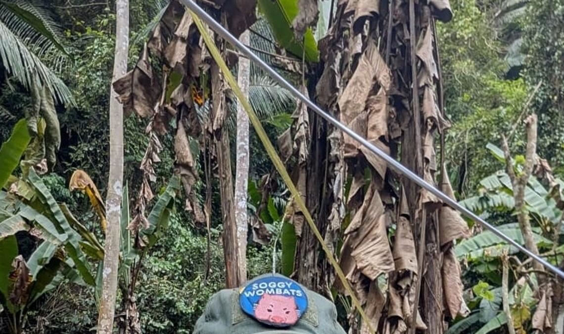 Höhlentaucher Josh Richards ist in Laos, um die Mission zu unterstützen. Er entdeckte nun ein Loch im Berg, das zu zwei Vermissten führen könnte.