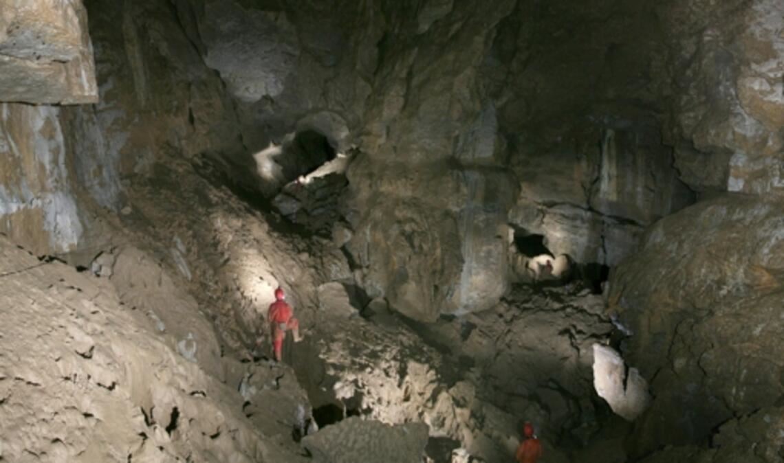 Höhlenwelten unter der  Alb: 60 Meter unter der Erde in der Vetterhöhle offenbart ein gewaltiges  Panorama  – die Abzweighalle zwischen Walhalla und Wolkenschloss