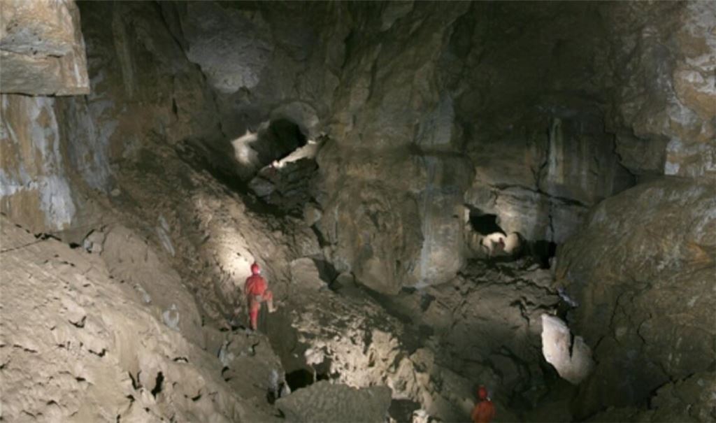 Höhlenwelten unter der  Alb: 60 Meter unter der Erde in der Vetterhöhle offenbart ein gewaltiges  Panorama  – die Abzweighalle zwischen Walhalla und Wolkenschloss
