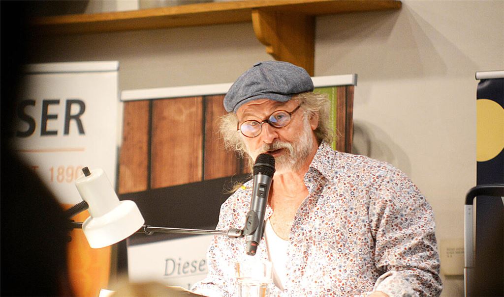 Höllisch spannend und dabei sehr sympathisch: Klaus-Peter Wolf liest aus seinem neuen Roman „Ostfriesenhass“. Fotos: Stahlfeld