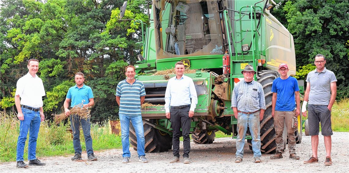 Hoffen auf eine gute restliche Ernte (v.li.): Günther Sirch (BayWa Bezirk Unterland), Ulrich Hauser (Bauernverband Enzkreis), Wolfgang Weigel (Bäckerinnung Nordschwarzwald), Michael Mauer (Landwirtschaftsamt Enzkreis), Heiko Schneider (Landwirt), Johannes Ley (angehender Landwirt) und Christoph Gutjahr (Landwirt). Schüller