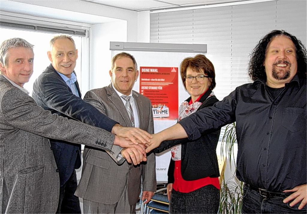 Hoffen auf hohe Wahlbeteiligung (v. li.): Wolf-Dietrich Glaser (freigestellter Betriebsrat bei Mahle Behr), Martin Kunzmann (Gewerkschaftssekretär IG Metall Pforzheim), Henry Wiedemann (Vorsitzender Stadt- und Kreisverband DGB Pforzheim/Enzkreis), Cornelia Ast (stellvertretende Betriebsratsvorsitzende bei Witzenmann) sowie Arno Rastetter (Gewerkschaftssekretär IG Metall Pforzheim). Foto: Mummert