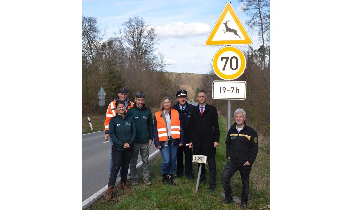 Hoffen auf weniger Wildunfälle durch Tempo 70 auf der Waldstrecke zwischen Öschelbronn und Wurmberg in den gefährlichen Dämmerungs- und Nachtstunden (v.re.): Forstamtsleiter Andreas Roth, Dezernent Holger Nickel, Roland Bäuerle vom Polizeipräsidium, Antje Weissflog vom Straßenverkehrs- und Ordnungsamt des Enzkreises, Dr. Falko Brieger von der Forstlichen Versuchs- und Forschungsanstalt (FVA) in Freiburg, Straßenmeister Tobias Gerweck und Johanna Märtz, ebenfalls FVA. Foto: Enzkreis/Brenneis