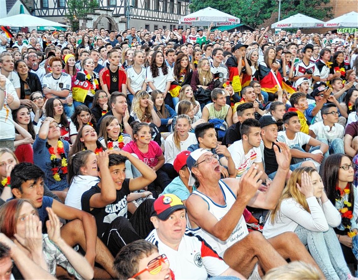 Hoffen, zittern, anfeuern, jubeln: Beim Public Viewing auf dem Kelterplatz erleben die Fans eine emotionale Achterbahnfahrt.
