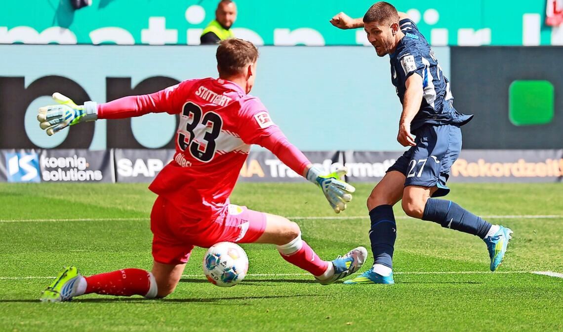 Hoffenheims Torjäger Andrej Kramaric erzielt das frühe 1:0 gegen den VfB in der 7. Spielminute. Stuttgarts Schlussmann Alexander Nübel ist machtlos.