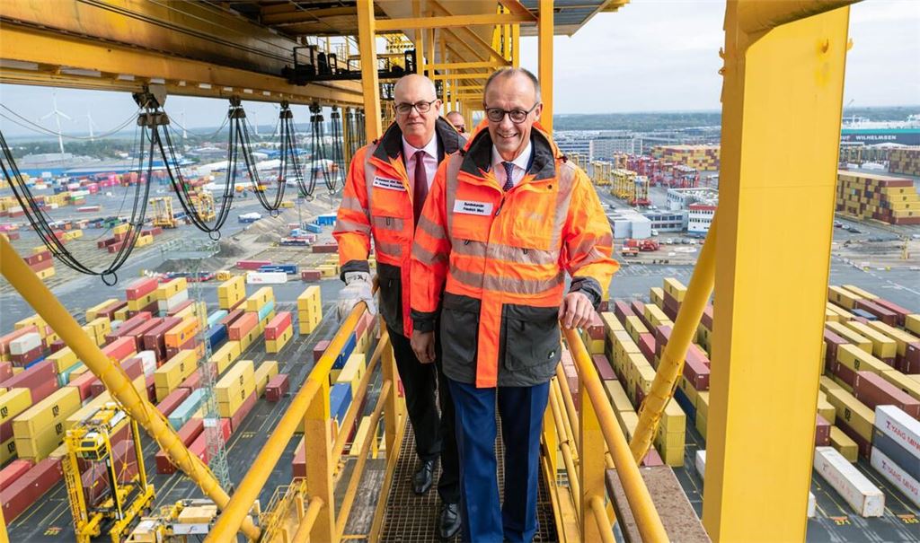 Hoffentlich schwindelfrei: Bundeskanzler Friedrich Merz und Bremens Bürgermeister Andreas Bovenschulte (SPD) stehen auf einer Containerbrücke im Überseehafen in Bremerhaven.
