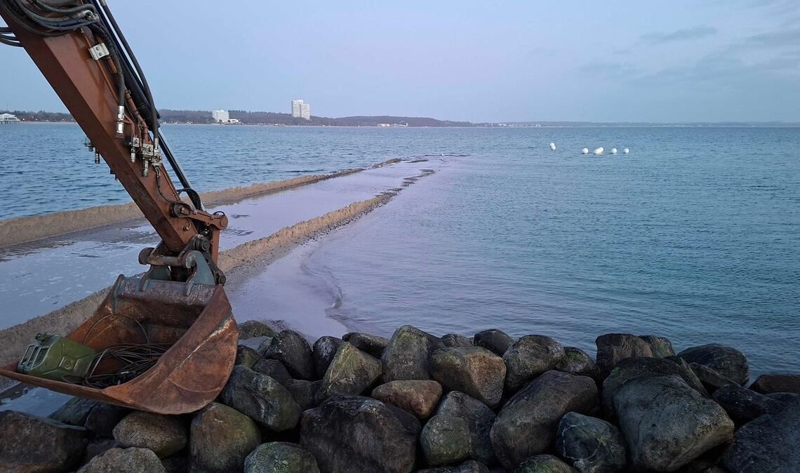 Hoffnung auf Rettung: Vor Timmendorfer Strand ist der zuvor gestrandete Buckelwal am frühen Morgen nicht mehr an der Sandband zu sehen.