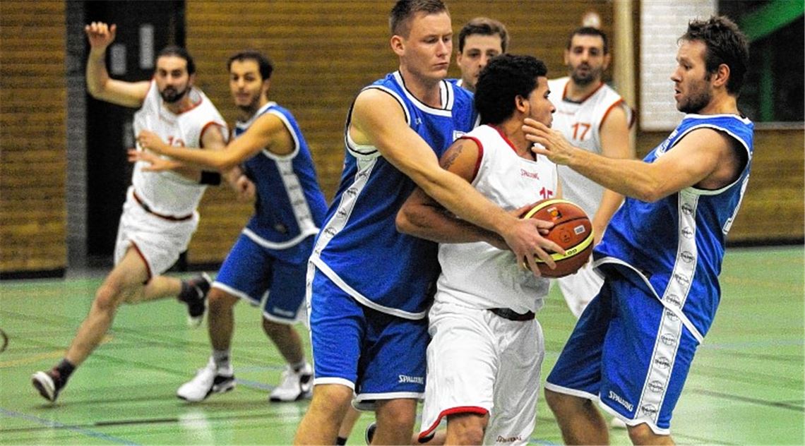 Hoffnungslos eingekesselt: Mit vereinten Kräften versucht die Defensive der PSG Pforzheim II, Mühlackers Neuzugang Joel Filiberto Marmolejos Canario (weißes Trikot, vorne) an Korbwürfen zu hindern. 