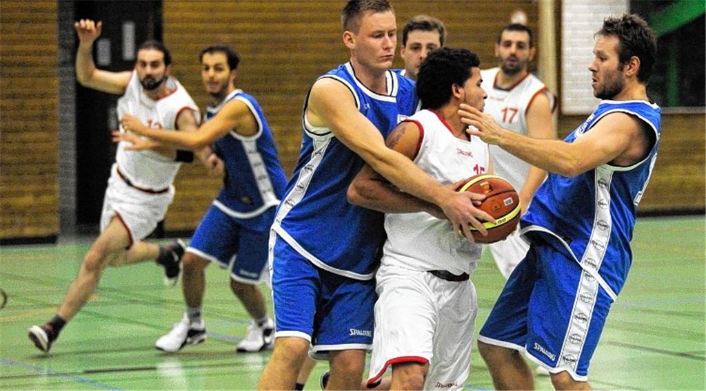 Hoffnungslos eingekesselt: Mit vereinten Kräften versucht die Defensive der PSG Pforzheim II, Mühlackers Neuzugang Joel Filiberto Marmolejos Canario (weißes Trikot, vorne) an Korbwürfen zu hindern. 