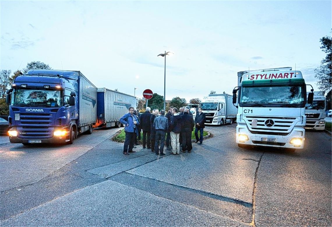 Hoffnungslos überfüllt: Der Gemeinderat informiert sich auf der Autobahnraststätte.