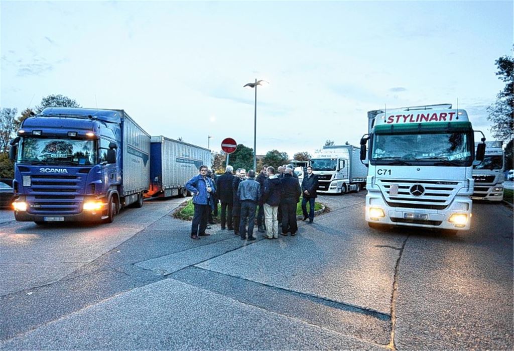 Hoffnungslos überfüllt: Der Gemeinderat informiert sich auf der Autobahnraststätte.