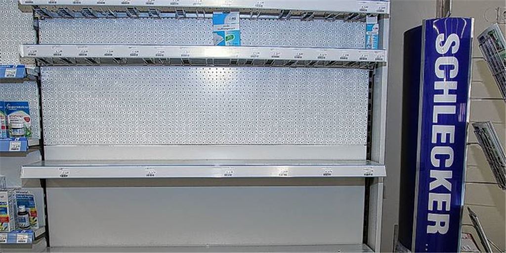 Hoffnungslosigkeit, Trauer und Resignation: Die leeren Regale einer Schlecker-Filiale in der Region spiegeln die Stimmung ihrer Mitarbeiter wider. 