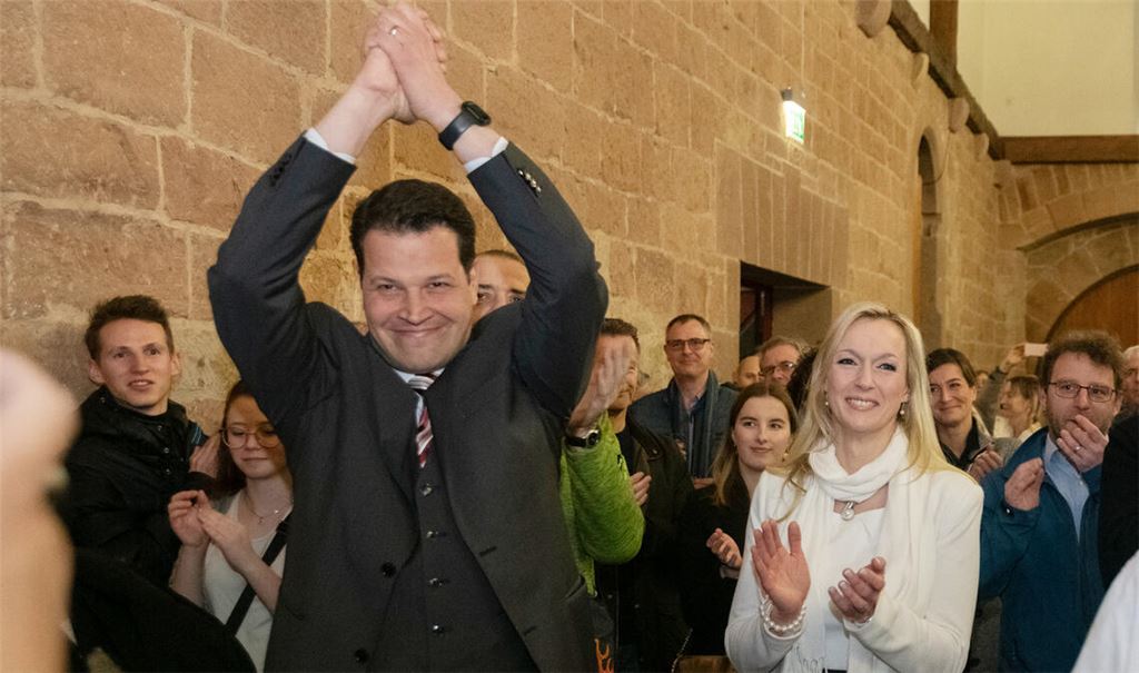 Hoffnungsträger in Jubelpose: Wahlsieger Aaron Treut darf auf einen guten Start bei der Arbeit im Maulbronner Gemeinderat hoffen. Foto: Fotomoment