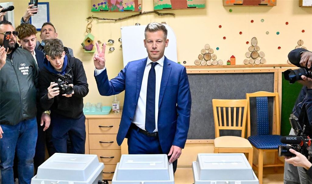 Hofft auf den Wahlsieg: Peter Magyar, Vorsitzender der Oppositionspartei Tisza,  nach der Stimmabgabe in einem Wahllokal in Budapest.
