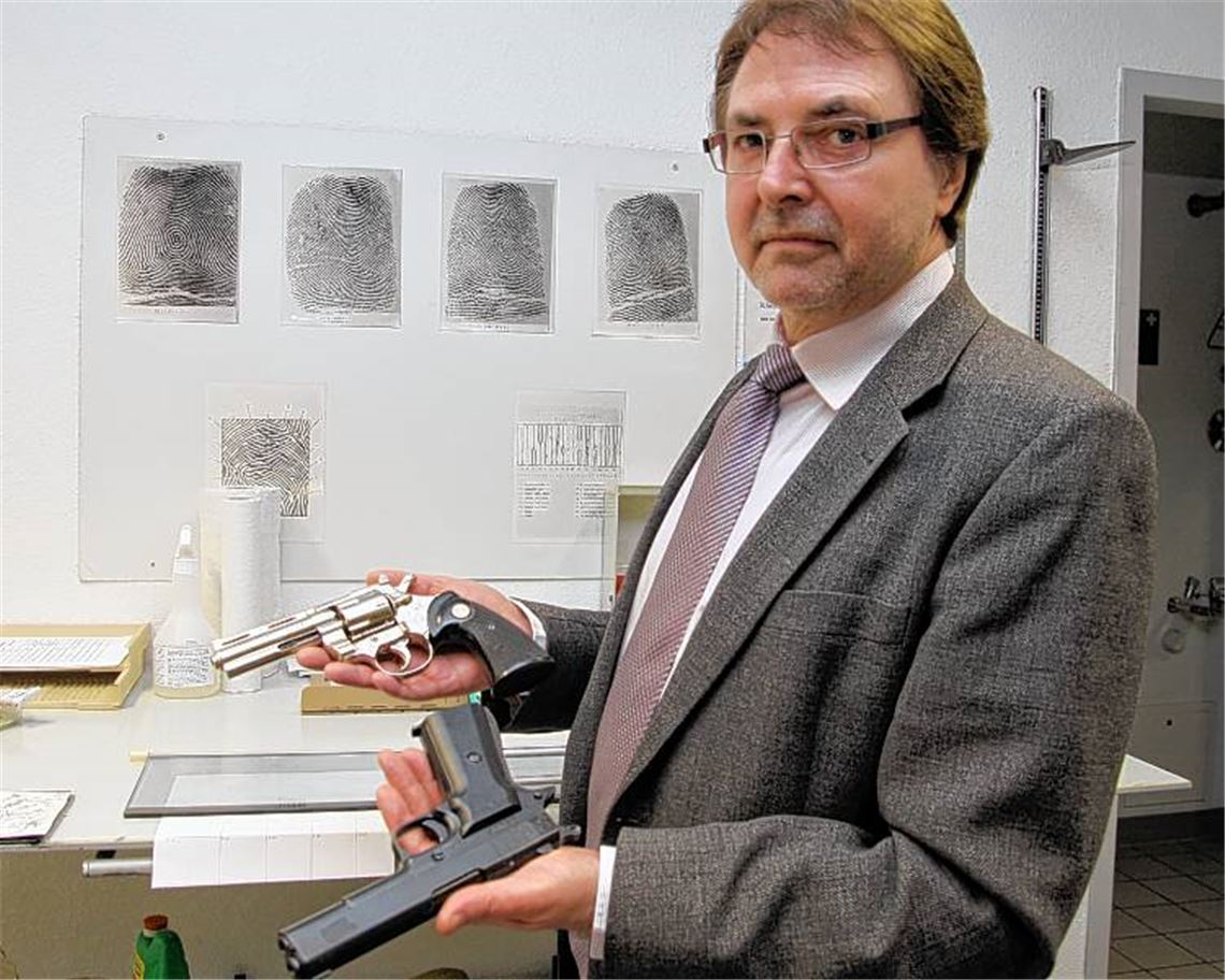 Hofft, dass seine Kriminalaußenstelle erhalten bleibt: der Mühlacker Kripochef Waldemar Großöhmigen mit zwei echten Tatwaffen.