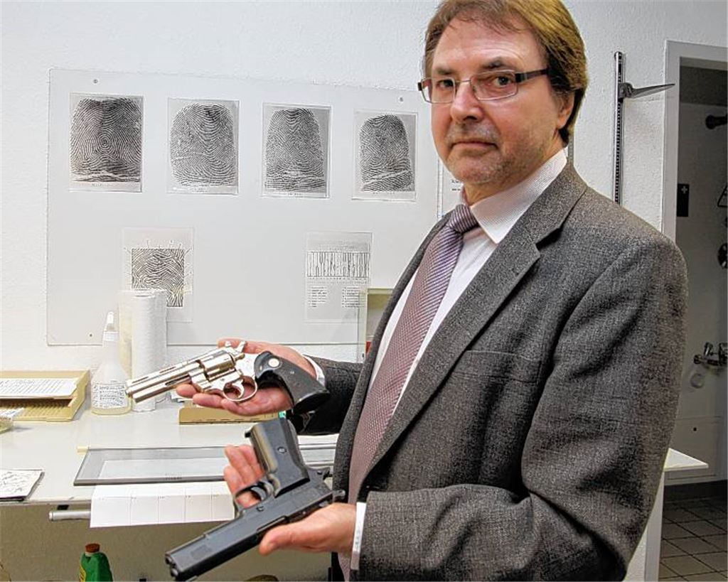 Hofft, dass seine Kriminalaußenstelle erhalten bleibt: der Mühlacker Kripochef Waldemar Großöhmigen mit zwei echten Tatwaffen.