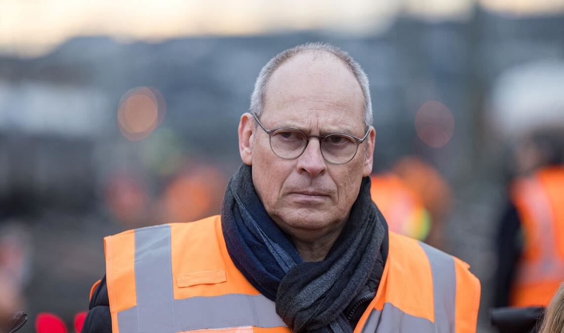 Hofft wie die Fahrgäste auf besseres Wetter: Der Vorstand Infrastrukturplanung und -projekte bei der DB InfraGo, Gerd-Dietrich Bolte. (Archivbild)