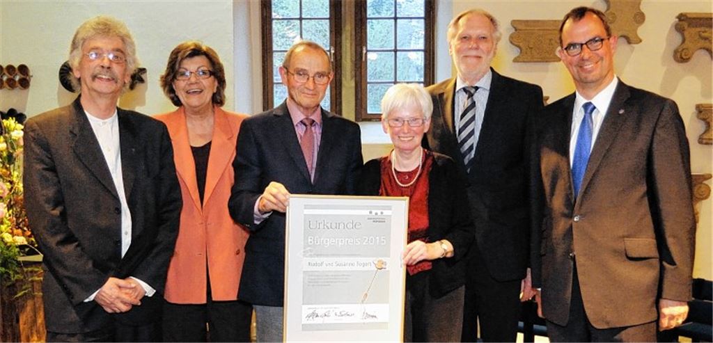 Hohe Anerkennung für eine „Arbeit im Stillen“: Das Ehepaar Rudolf und Susanne Fegert (Mitte) mit Oberbürgermeister Frank Schneider (re,) und dem Vorstands-Trio der Bürgerstiftung Mühlacker (v. li.) Dekan Ulf van Luijk, Ursula Schaier und Wolf-Dieter Fuchslocher, der die Laudatio auf die Träger des Bürgerpreises hielt, der am Donnerstagabend zum fünften Mal verliehen wurde.